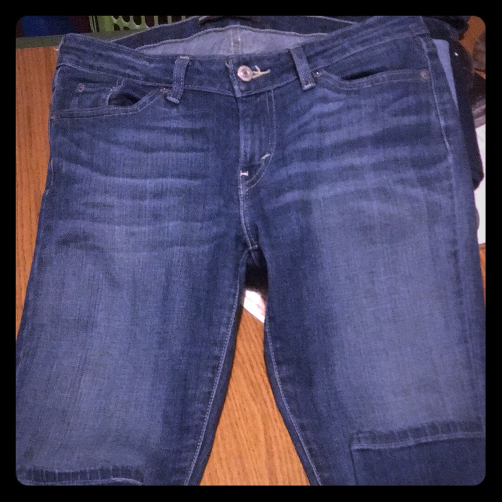 Sold locally  👍🏽 Ladies Levi’s size 9